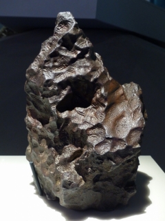 Météorite de fer possède également une surface lustrée et exhibant de nombreuses dépressions ovales (regmaglyptes). 'Juncal' trouvée au Chili en 1866
