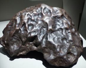 Météorite de fer possède également une surface lustrée et exhibant de nombreuses dépressions ovales (regmaglyptes). Tamentit, Algérie 1864