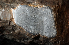 Sur une découpe de la météorite 'Ahnighito' apparaît la structure Widmanstätten - Photo AMNH