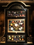 Cabinet décoré de pierres fines sculptées en relief - Florence XVIIème siècle - Galerie Gismondi , photo JD