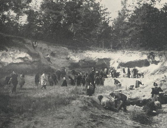 Visite des membres du Congrès Géologique en 1900 à la Falunière du Parc de l’Ecole Nationale d’Agriculture de Grignon. Photo S.Meunier 1912. 