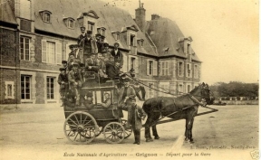 Le départ pour la gare. La Gare de Plaisir-Grignon a été construite à l'occasion du Congrès International de Géologie en 1900. Carte postale ancienne.