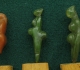 Au centre, statuette en stéatite verte dite "Polichinelle" découverte dans les grottes de Grimaldi (Ligurie/Italie). Gravettien vers 25000 BP - H=6 cm