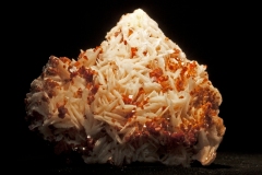 03-Barytine-Vanadinite (prov. Maroc). Collection Michel Nguyen. Photo François H. Nicoly