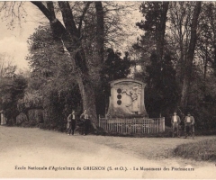 Grignon - Monument des professeurs. Carte postale collection Maryse Le Gal