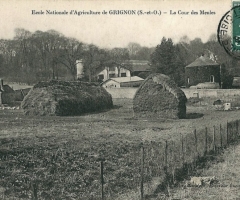 Grignon - La cour des meules et le pigeonnier. Carte postale collection Maryse Le Gal