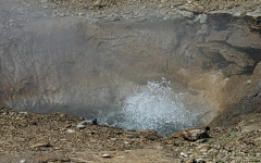 1- A Geysir l’eau bouillonne dans des espèces de marmites