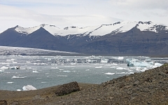 6- A Jokulsarlon les glaciers se jettent directement dans la mer en y dispersant de nombreux icebergs