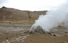 12- Hverir près du Lac Myvatn, on trouve ces cheminées par où sortent sous pression des vapeurs d'eau chargées de soufre