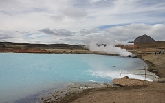 15- Hverir, un lac d’un joli bleu inciterait à la baignade si ce n’est l’eau bouillante et l’acide sulfurique qu’elle contient