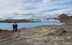 16- Hverir, un lac d’un joli bleu inciterait à la baignade si ce n’est l’eau bouillante et l’acide sulfurique qu’elle contient