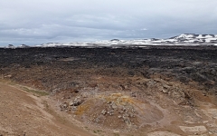 19- A Leirhnjûkur, immenses champs de laves, parfois très récentes, qu'il faut traverser à pied pour atteindre les chutes de Dettifoss