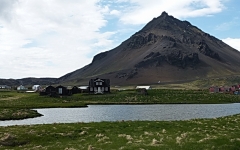 27- Budir,ancien volcan basaltique, sur la côte ouest, dans une région où, en une matinée de juin on ne croise qu'une seule voiture. Le paysage, classique : des prairies et au milieu, quelques rares fermes isolées.