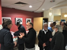 Une vue de l'assistance lors du vernissage. Au centre Christian Brion Pdt du Club Objectif Image Paris.