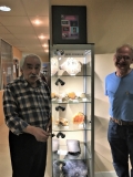 Daniel et Michel avait profité de l'après midi pour réaliser l'éclairage de la dernière vitrine colonne contenant des bois fossiles.