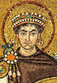 Empereur Justinien 1er couvert d'une tunique teinte en pourpre - Mosaïque Basilique San Vitale à Ravenne (Italie)