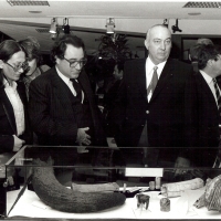1982 Exposition au foyer des PTT à  Montparnasse - de gauche à droite  Françine Collet et François Aron (Cabinet du ministre des PTT) et François Bernardini (Pdt du Club National)