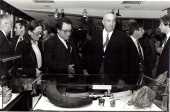1982 Exposition au foyer des PTT à  Montparnasse - de gauche à droite  Françine Collet et François Aron (Cabinet du ministre des PTT) et François Bernardini (Pdt du Club National)