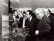 1982 Exposition au foyer des PTT à  Montparnasse - de gauche à droite Michel Ridet, Pdt du club national,  Jacques Géraud (club Idf), François Aron (Cabinet du ministre des PTT) et François Bernardini (Club Idf)