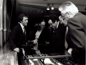 1982 Exposition au foyer des PTT à  Montparnasse - de gauche à droite Michel Ridet, Pdt du club national,  Françine Collet et François Aron (Cabinet du ministre des PTT) et Jacques Géraud (club Idf),