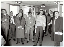 L'auditoire lors de l'inauguration. ​Au premier plan, à droite, Gérard Soulier, adhérent très actif, photographe qui obtenait des photos superbes de micro-minéraux.
