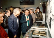M. André Darrigrand, Directeur des Affaires Communes de La Poste, à gauche et M. Aron, Conseiller technique de M.  Le Ministre des PTT. Au 2ème plan, à gauche Georges Vancraynest, membre du club, préhistorien. A droite de profil , Jean Pierre Roucan MNHN