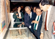 Messieurs André Darrigrand, Directeur des Affaires Communes  de La Poste et Aron, Conseiller technique de Monsieur le  Ministre des PTT, Claude HY, Vice-Président du club Île de France