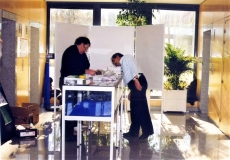 Expo La Poste DC Champs sur Marne 21 11 1998 - Préparatifs : Jacques Géraud et Michel Nguyen