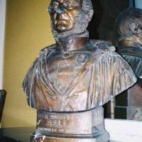 Buste d'Auguste Bella premier Directeur de  l’Institution Royale Agronomique de Grignon de 1827 à 1850. Bibliothèque de l'école.