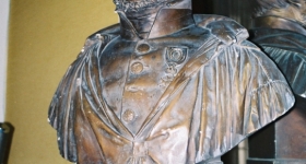 Buste d'Auguste Bella premier Directeur de  l’Institution Royale Agronomique de Grignon de 1827 à 1850. Bibliothèque de l'école.