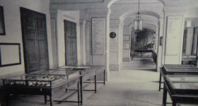 Exposition consacrée à la falunière de Grignon dans le vestibule du château. Vraisemblablement vers 1900.