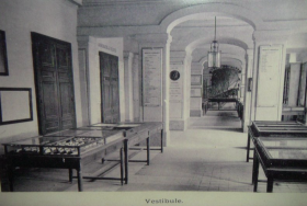 Exposition consacrée à la falunière de Grignon dans le vestibule du château. Vraisemblablement vers 1900.