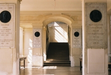 Le  Vestibule. A droite plaque de Louis François Bella Directeur de 1850 à  1869. Il succède à son père Auguste Bella premier Directeur de  l’Institution Royale Agronomique de Grignon de 1827 à 1850.