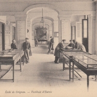 Exposition consacrée à la falunière de Grignon dans le vestibule du château. Vraisemblablement vers 1900. Photo ancienne éditée en carte postale, voir photo suivante.