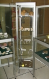 Vitrine de droite avec les pièces de Daniel D.
