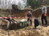...sous le poids d'un bloc de terre et racines