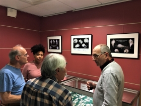 Une vue de l'assistance lors du vernissage