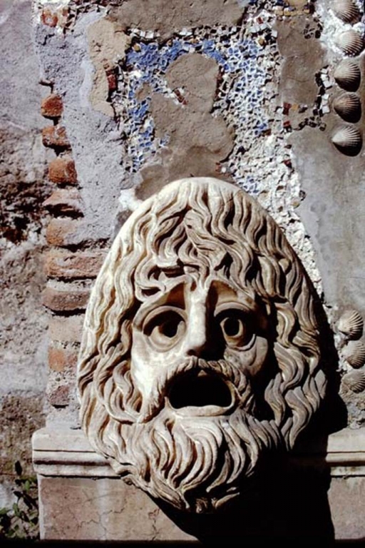 Détail masque et coquillages -La maison de la grande fontaine - Pompeii - Photo Stanley A. Jashemski