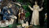 Creche-en-terre-cuite.-Interieur-garni-de-feuillages-et-de-coquillages-Attribue-a-latelier-dAntoine-Clarissy-premiere-moitie-du-XVIIe-siecle.-Musee-du-Louvre.-Photo-Gazette-Drouot