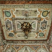 Le plafond du nymphée du séminaire st Sulpice orné de rocailles, d’innombrables coquilles et de pierres (début XVIIe) - Issy les Moulineaux (91)
