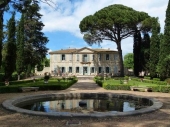 Le château de la Mogère - Montpellier (Hérault) - 1715. Cette "folie" dispose d'un buffet d'eau d'influence italienne, grande fontaine de style rocaille avec des bouquets en coquilles et des mosaïques sur fond orange et rouge. crédit site noblesseetroyautes.com
