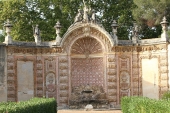 Le château de la Mogère -Montpellier (Hérault) -1715 - Buffet d'eau d'influence italienne, grande fontaine de style rocaille avec des bouquets en coquilles et des mosaïques sur fond orange et rouge. crédit site noblesseetroyautes.com