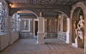 Grotte dans le château de la Bâtie d'Urfé (Loire). Cette grotte est une sorte de salle de purification, puisque située exceptionnellement à l'intérieur du château, sur le chemin d'accès à la chapelle - XVIème siècle - Crédit loire.fr
