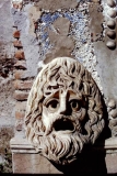 Détail masque et coquilles -La maison de la grande fontaine - Pompeii - Photo Stanley A. Jashemski