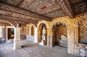 Grotte dans le château de la Bâtie d'Urfé (Loire). Cette grotte est une sorte de salle de purification, puisque située exceptionnellement à l'intérieur du château, sur le chemin d'accès à la chapelle - XVIème siècle - Crédit loire.fr