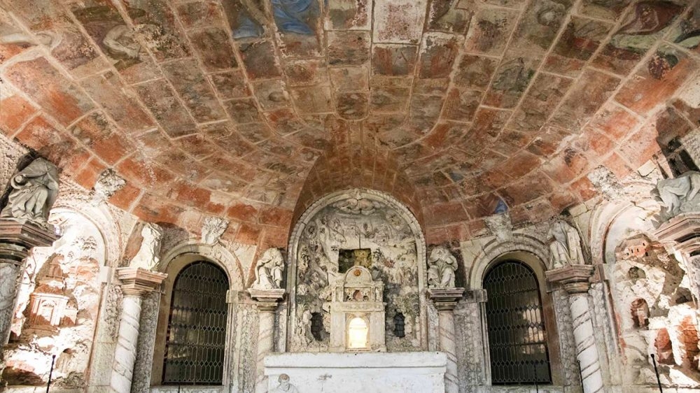 Grotte de coquilles, Coulommiers (77).  Érigée au XVIIème siècle par la princesse de Clèves, visible dans l’église Notre-Dame des Anges fut un temps entièrement recouverte de coquillages.