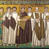 Au centre l''empereur byzantin Justinien et sa cour, l'évèque Maximien et le général Belisaire - mosaïque de la basilique saint Vital à Ravenne ; VIème s.- crédit Roger Culos