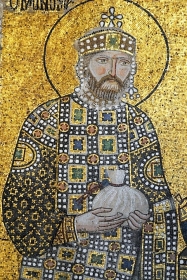 L'empereur Constantin IX apporte son don à l'Eglise contenu dans 'l'apokombia' (détail de la mosaïque de l'impératrice Zoé (XIe s.) - Sainte-Sophie (Istanbul, Turquie)
