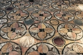 Pavement de la maison Amour et Psyché  à Ostie, Italie - Marbre jaune antique de Numidie, porphyre vert du Péloponnèse, porphyre rouge de Haute Egypte - crédit Jastrow