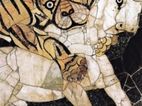 Tigre attaquant un bœuf première moitié du IVe siècle apr. J.-C. Pavement de la basilique édifiée par Junius Bassus, consul en 331 sur l'Esquilin - musée du Capitole, Rome